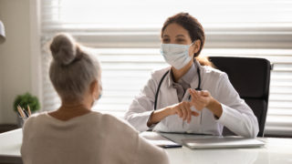 Un medico abile nella comunicazione pone domande domande giuste, nel modo giusto, al momento giusto. La domanda è uno degli strumenti più potenti a disposizione del medico nella comunicazione con il paziente.